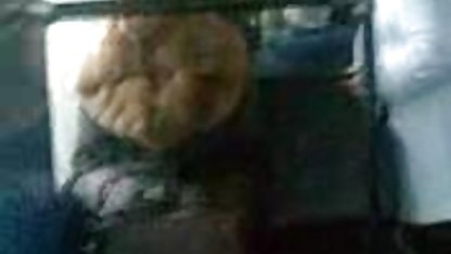 در لباس صکص کص زیر خود را در مقابل یک آینه است, دسته