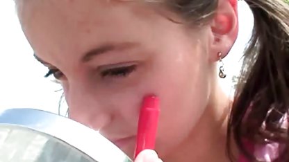 او باز پاهای او را و نوازش گربه تصاویر سکسی از کوس صورتی او,