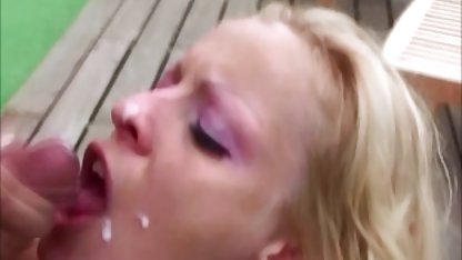 تصویری از سکس کس کبیر یک دختر جوان آسیایی است که در حال