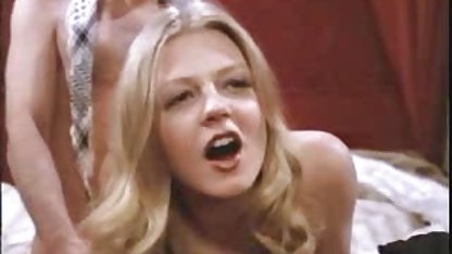 از شبکه کوس فیلم سوپر به نوازش گربه او را از طریق جوراب