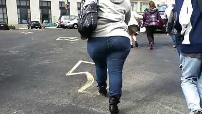 و کوس سوپر بی بند و بار بزرگ, زن و نشسته در بالای یک