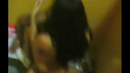 نشسته در دیک کص کوص طولانی خود ، او می داند که چگونه